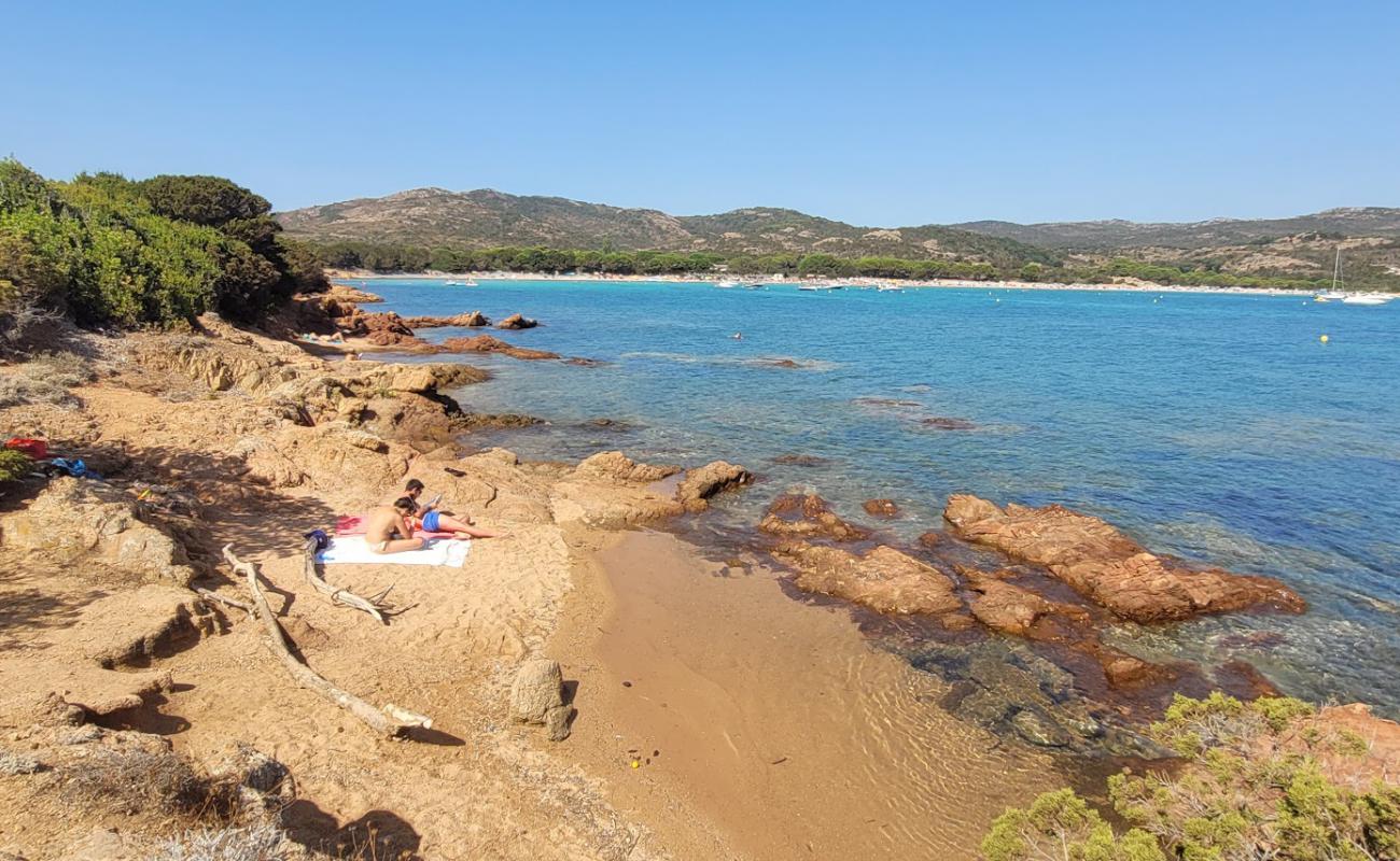 Photo de Rouge de Rondinara Beach avec caillou fin brun de surface