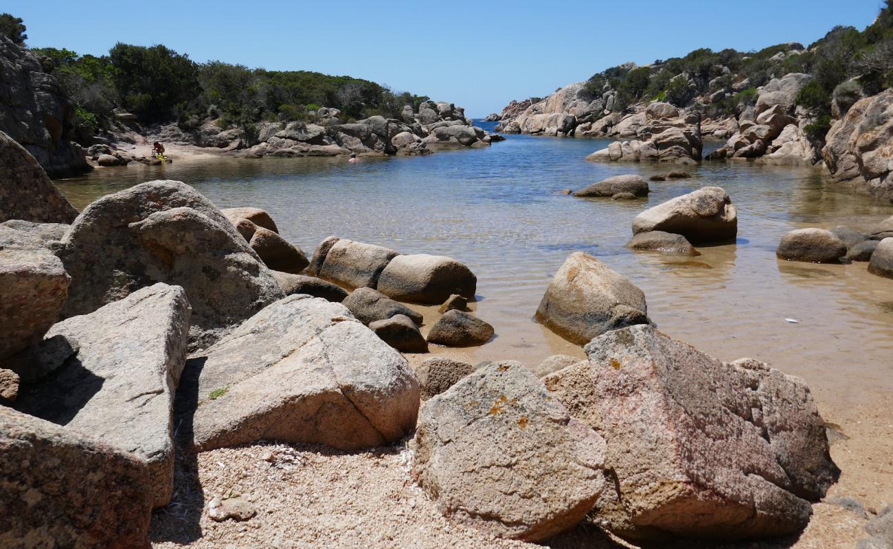 Photo de Cala Genovese avec sable lumineux de surface