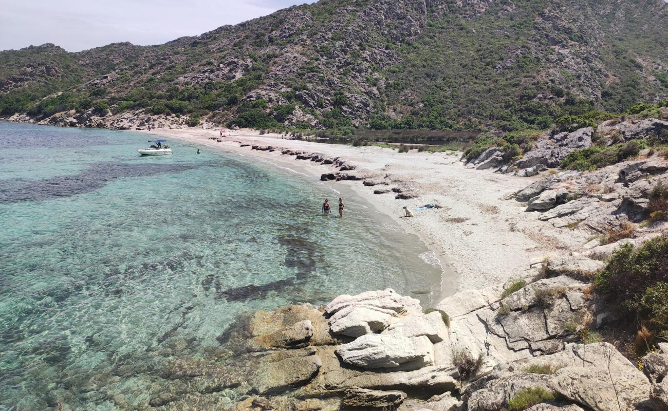 Photo de Fiume Bughju Beach avec sable lumineux de surface