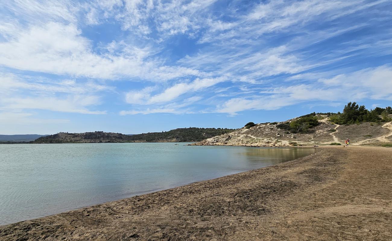 Photo de Doul Beach avec sable brillant et rochers de surface