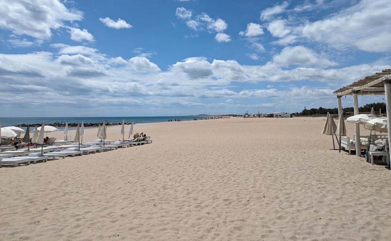 Photo de La Fontaine Beach avec sable lumineux de surface