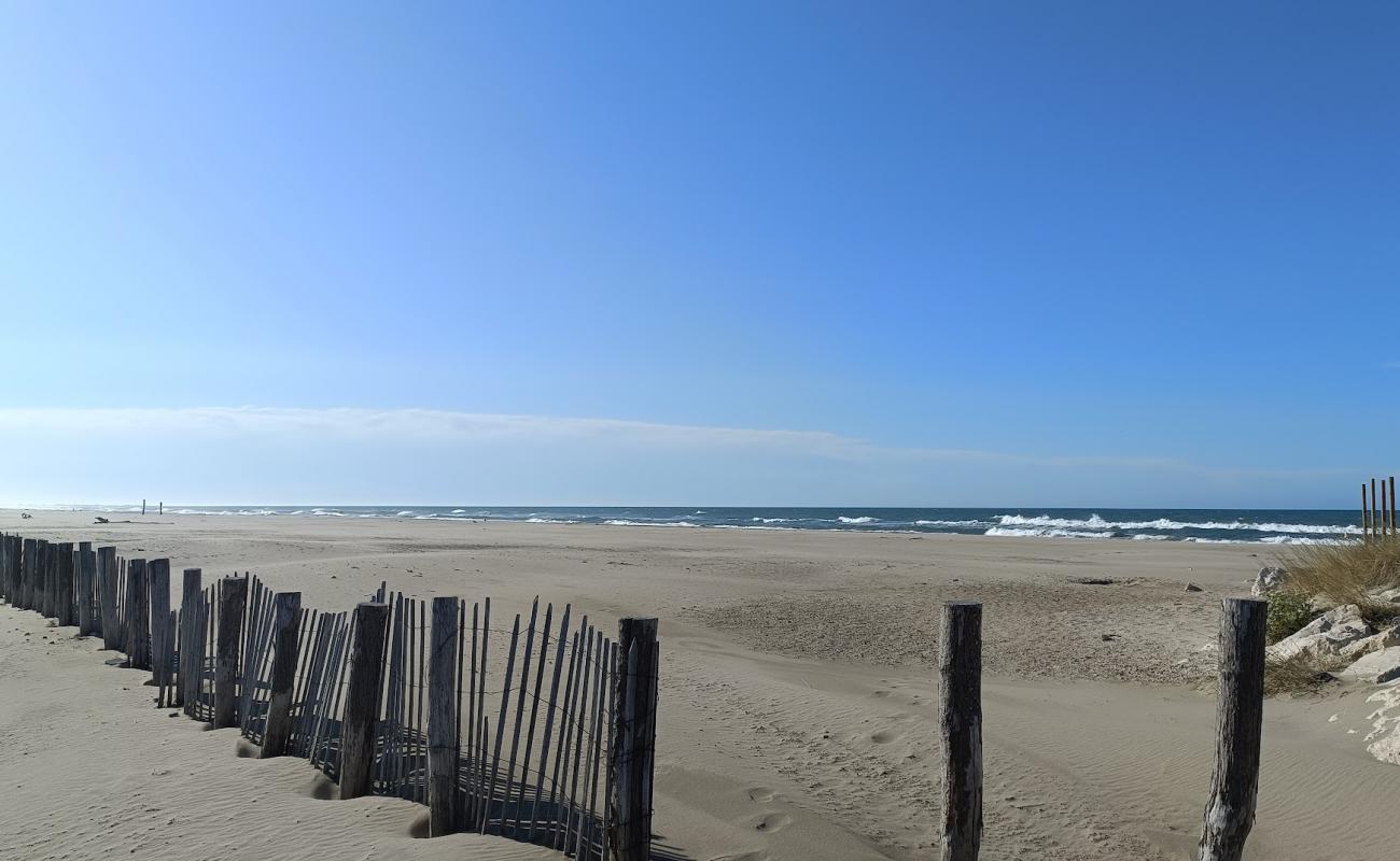 Photo de La Courbe Beach avec sable beige de surface