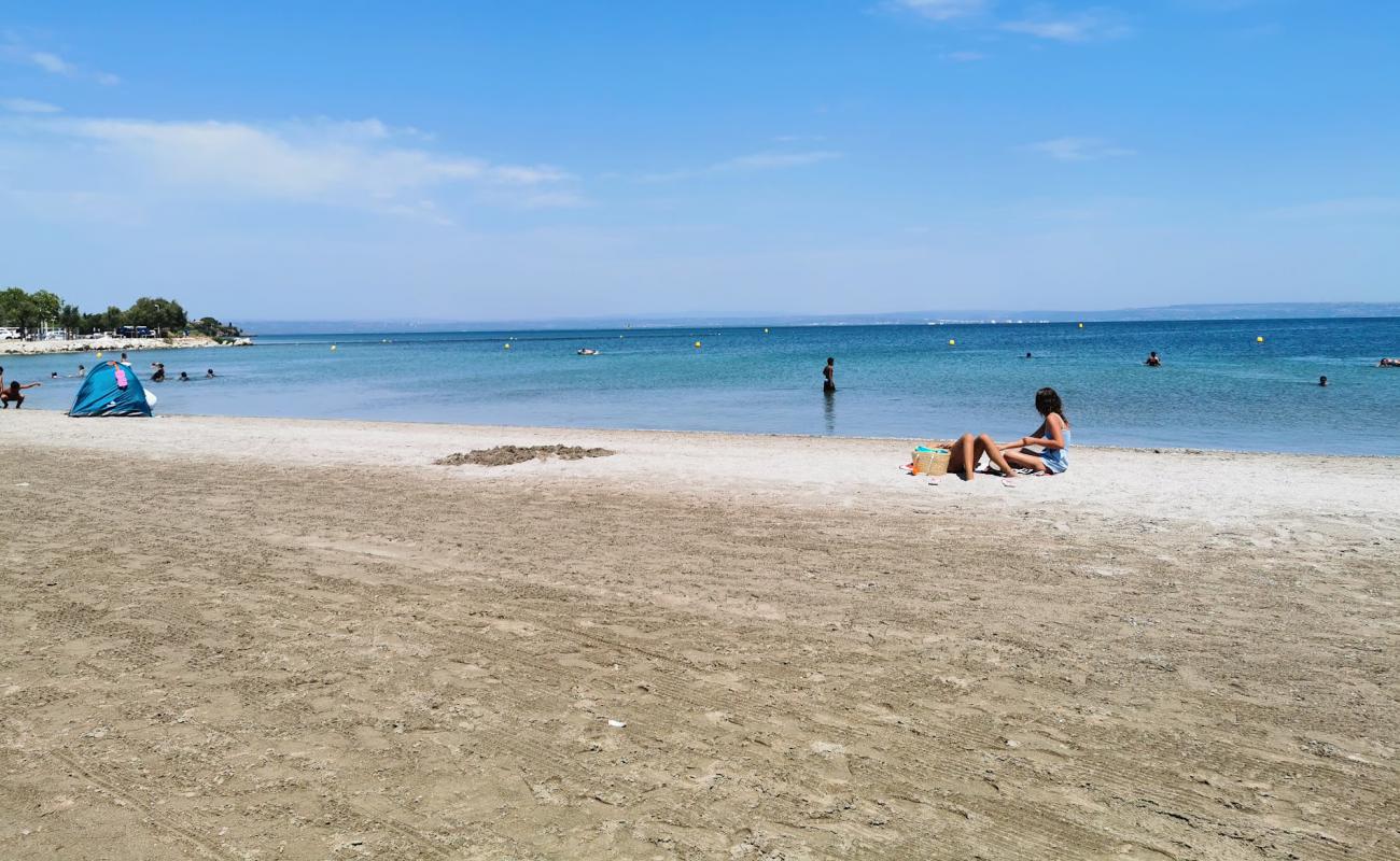Photo de Ferrieres Beach avec sable beige de surface