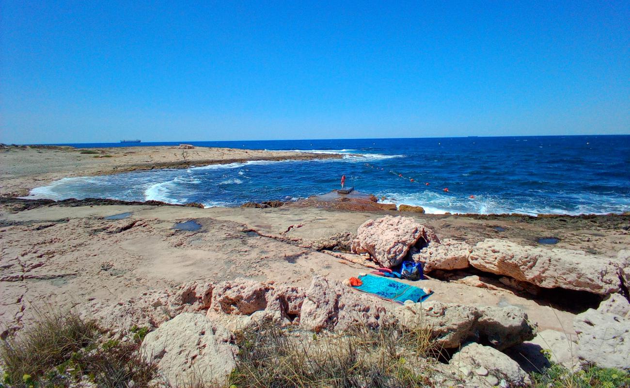 Photo de Bonnieu Beach avec sable brillant et rochers de surface