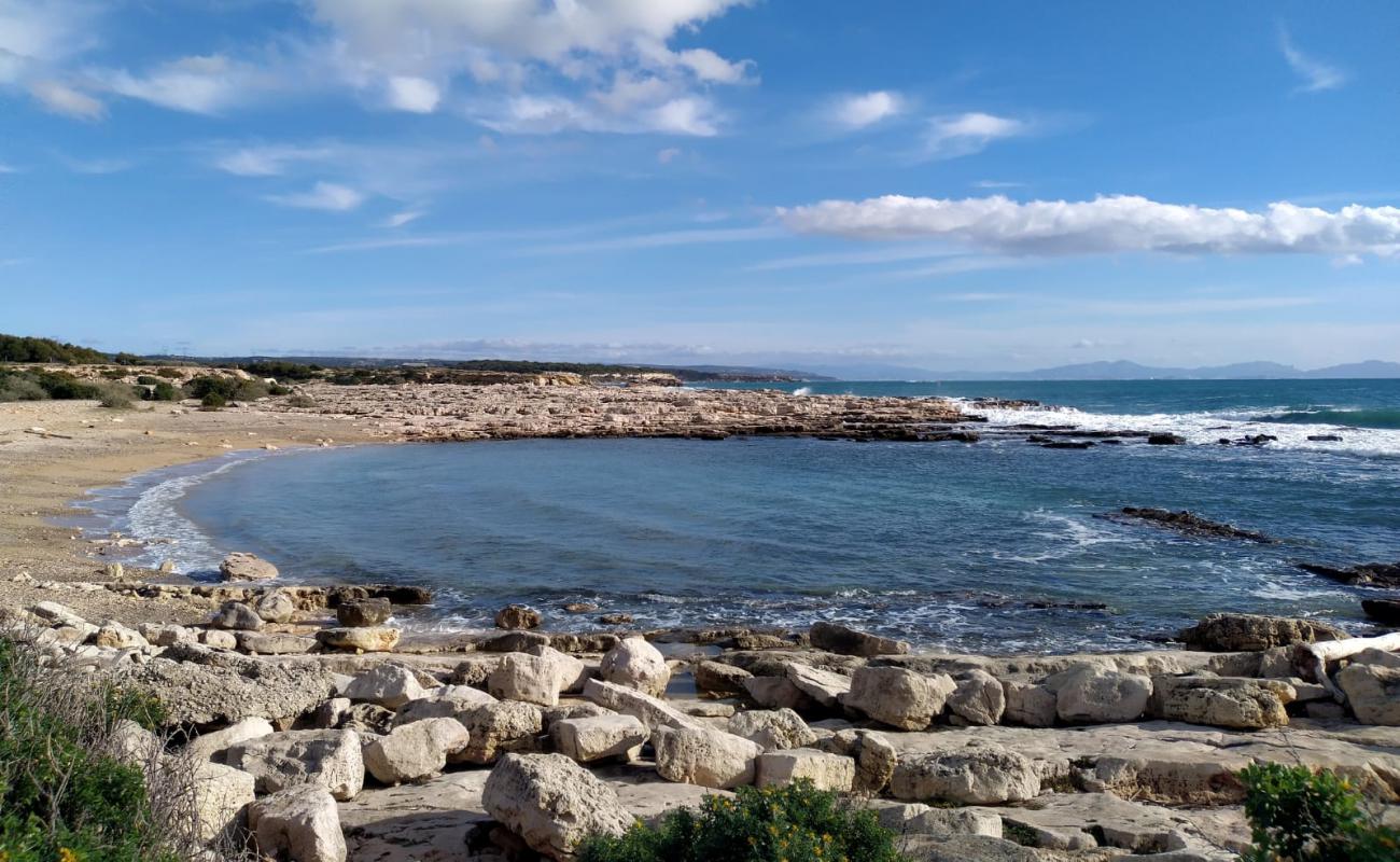 Photo de Cap Couronne Beach avec sable gris avec roches de surface