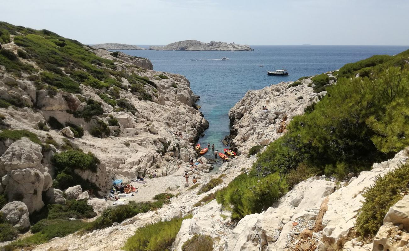 Photo de La Mounine Beach avec terrain rocheux de surface