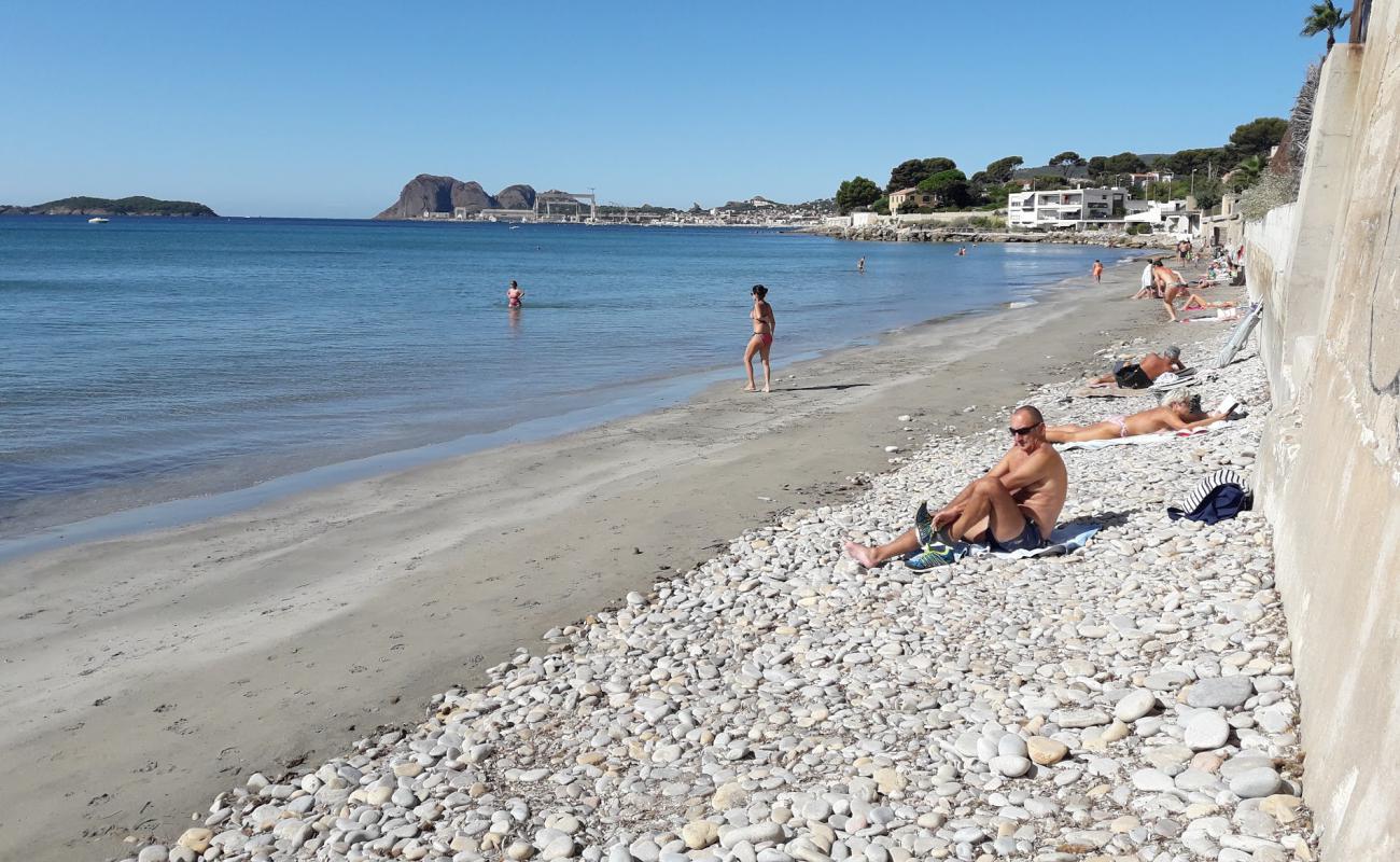 Photo de Fontsainte Beach avec roches de surface