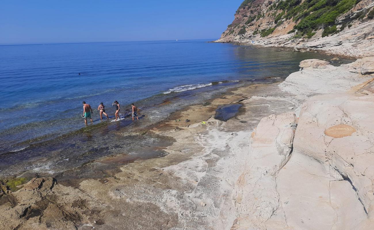 Photo de Bau Rouge Beach avec terrain rocheux de surface