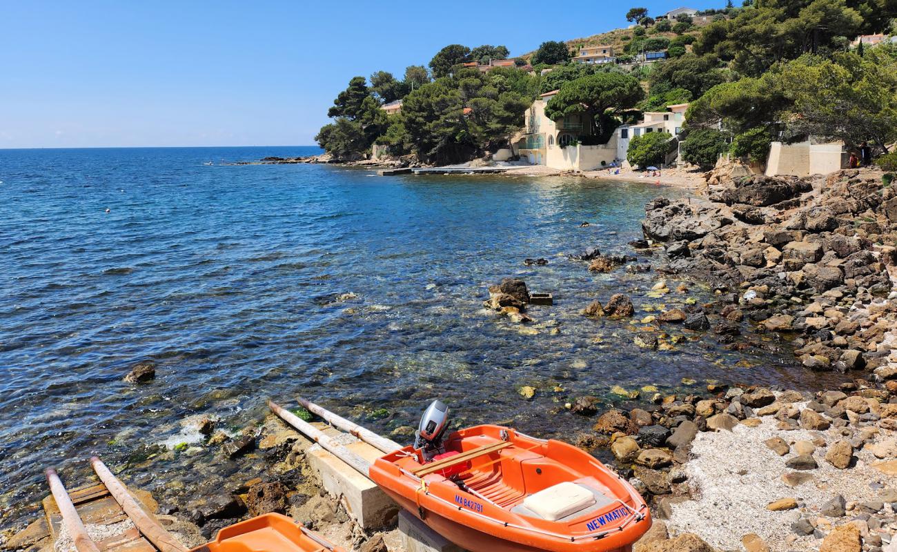 Photo de Le Canebas Beach avec petits galets gris de surface