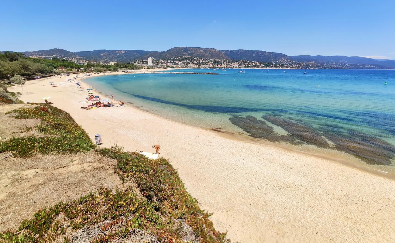 Photo de Gouron Beach avec sable gris de surface