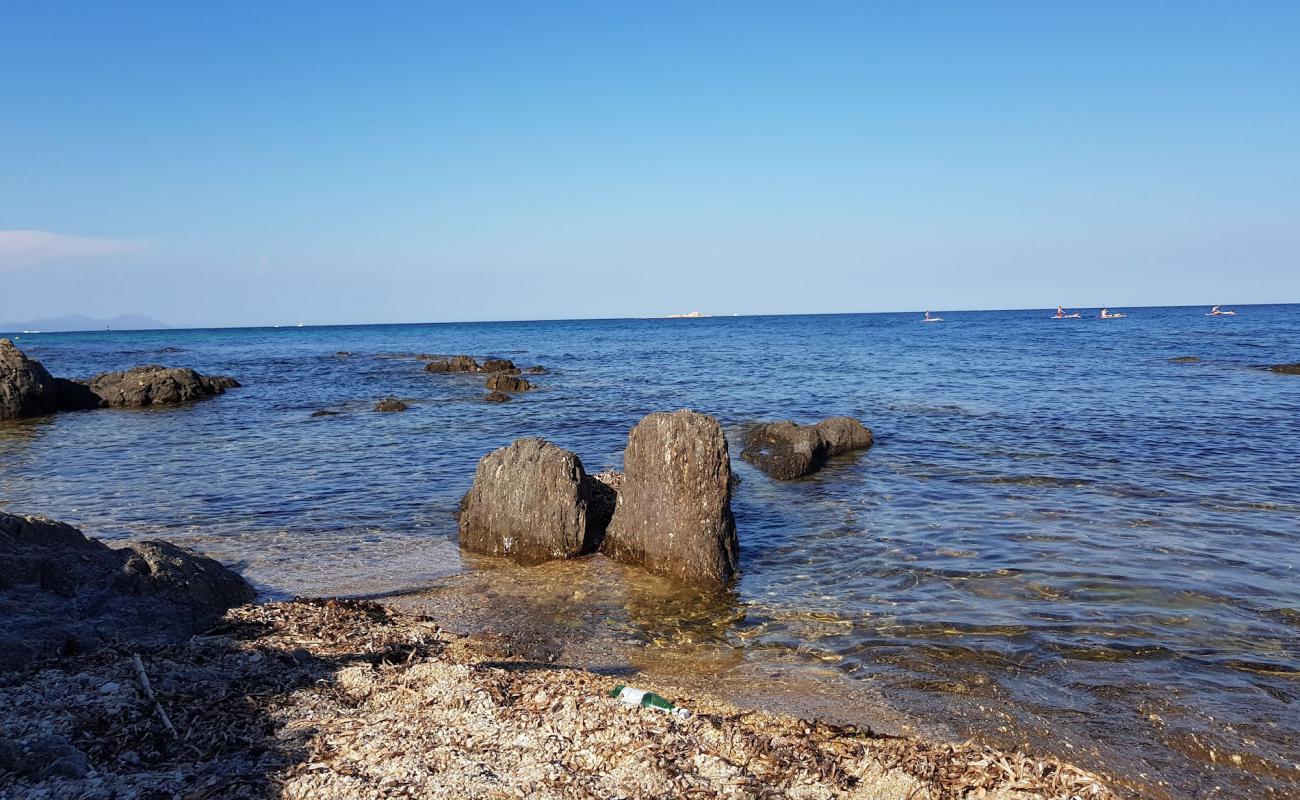 Photo de Capon Beach avec terrain rocheux de surface