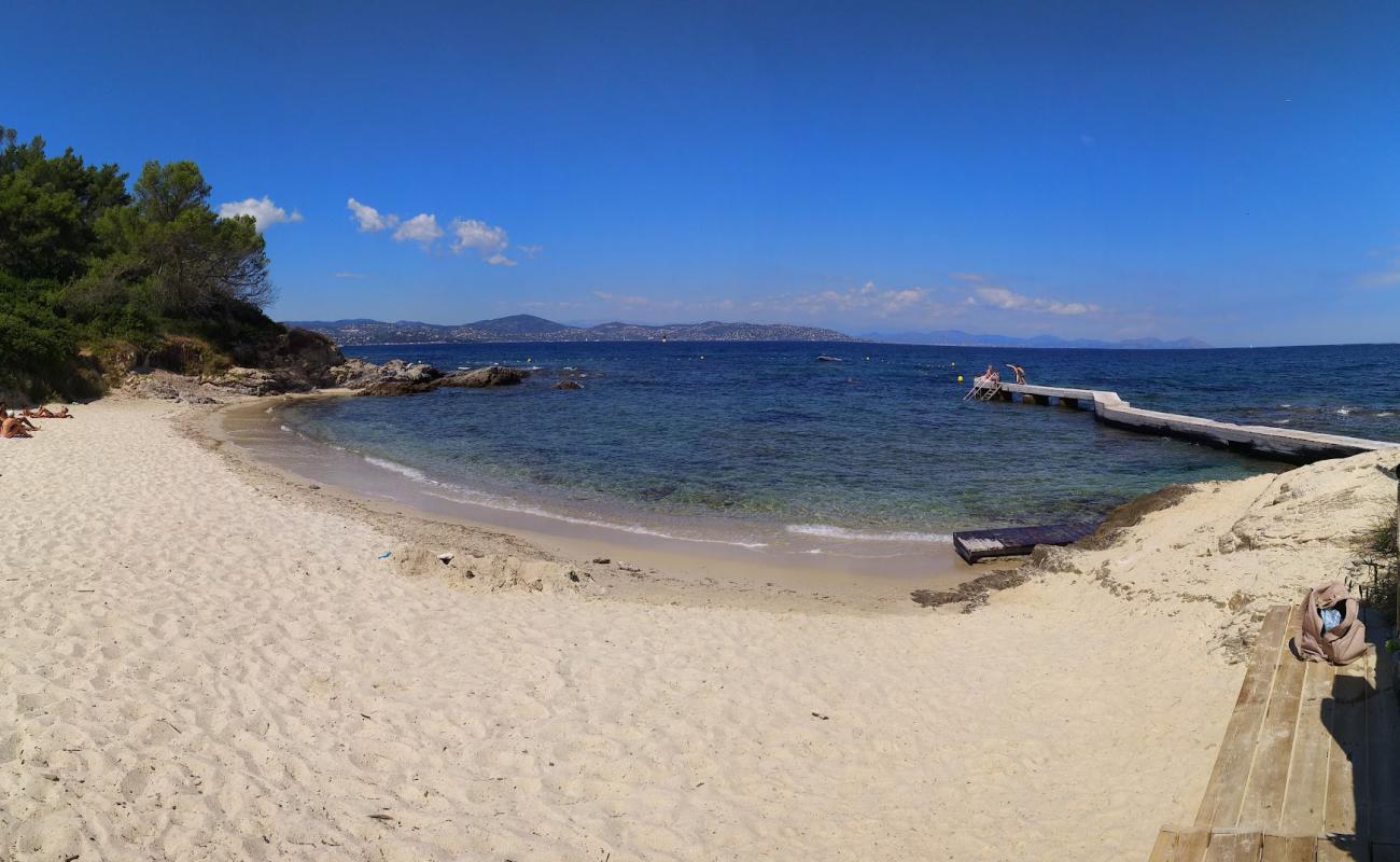 Photo de La Rabiou Beach avec sable lumineux de surface