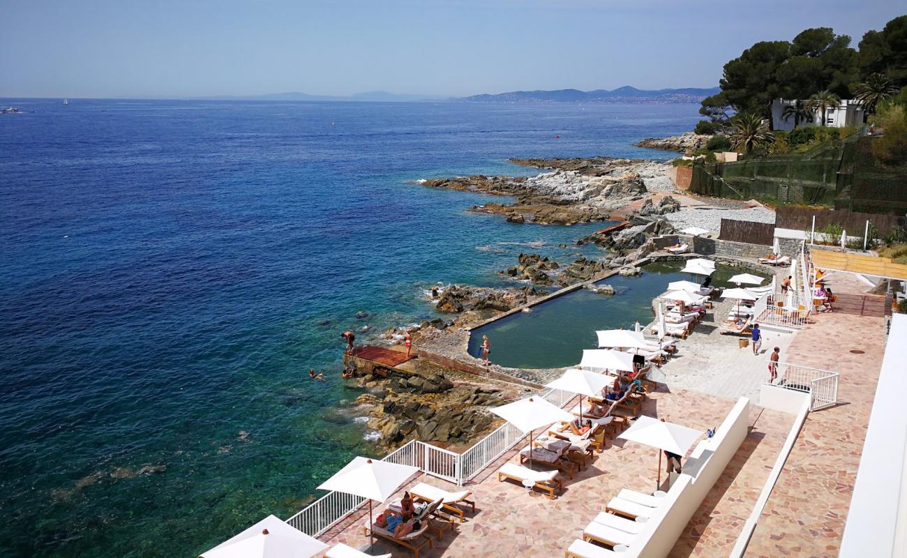 Photo de Les Roches Rouges Beach - Cote d'Azur avec surface béton pavée de surface