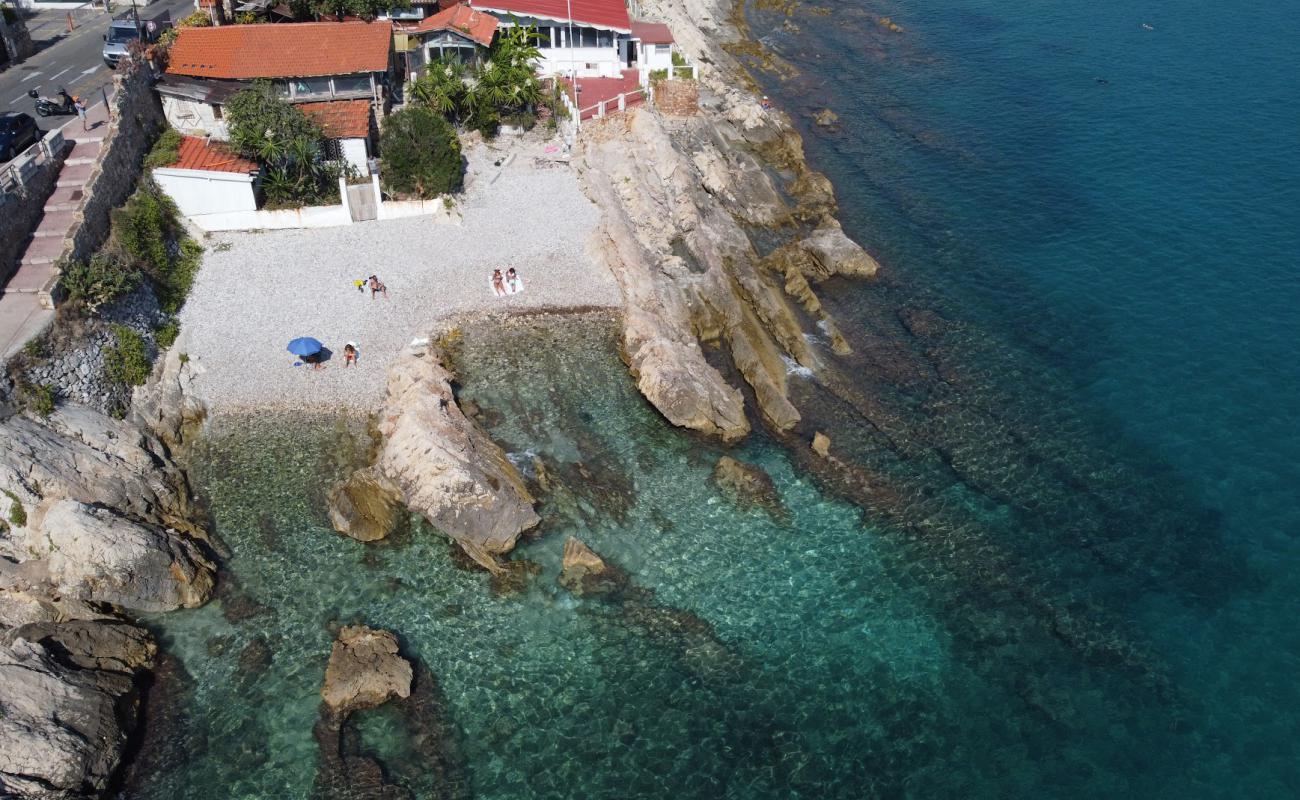 Photo de Pirates Beach avec galets gris de surface
