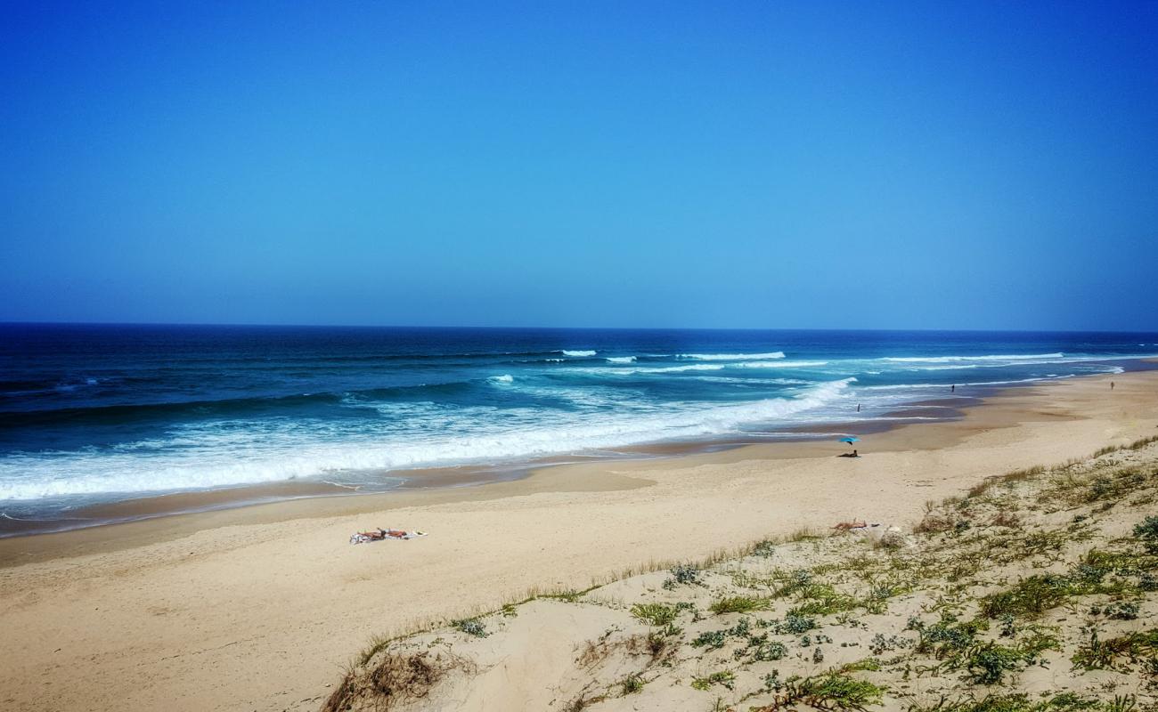 Photo de Casernes Beach avec sable lumineux de surface