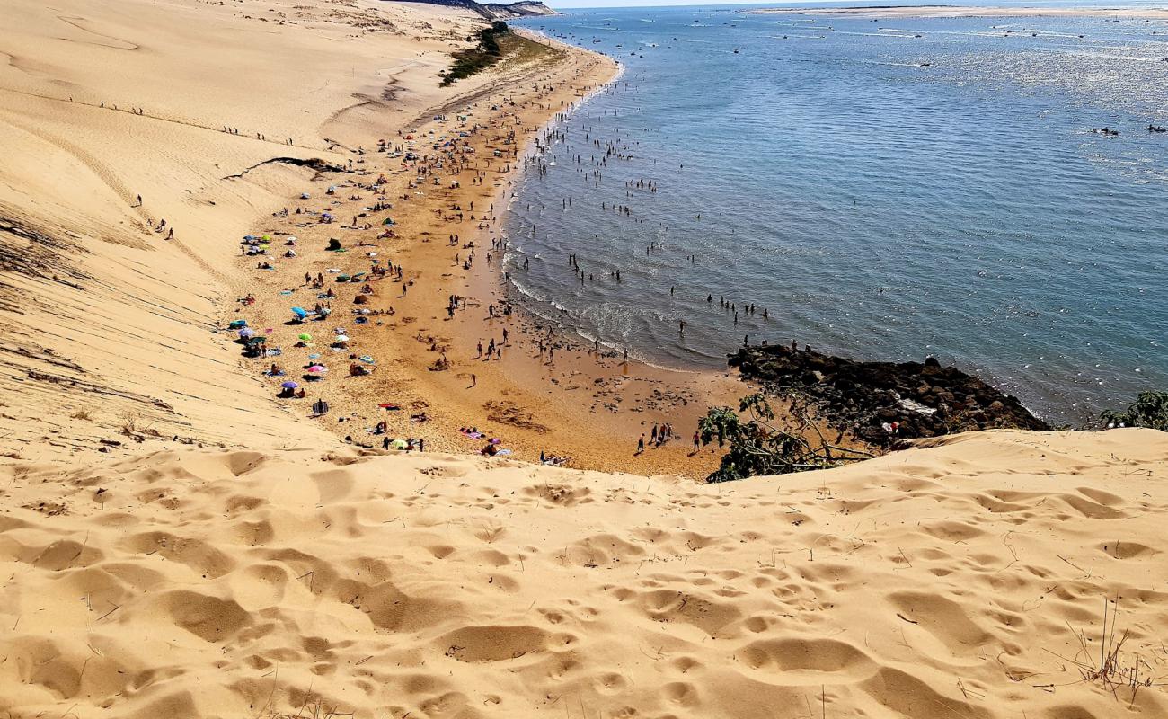 Photo de Corniche Beach avec sable lumineux de surface