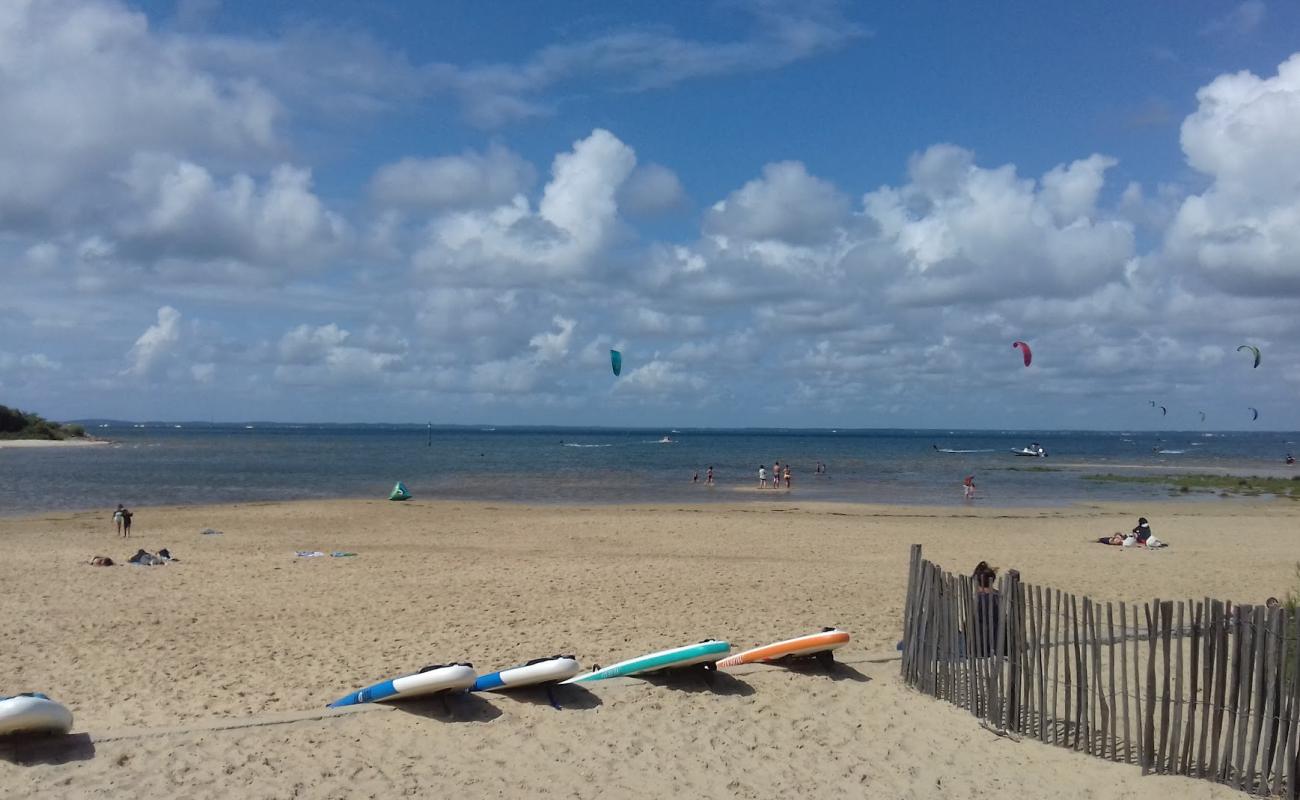 Photo de La Hume Beach avec sable lumineux de surface