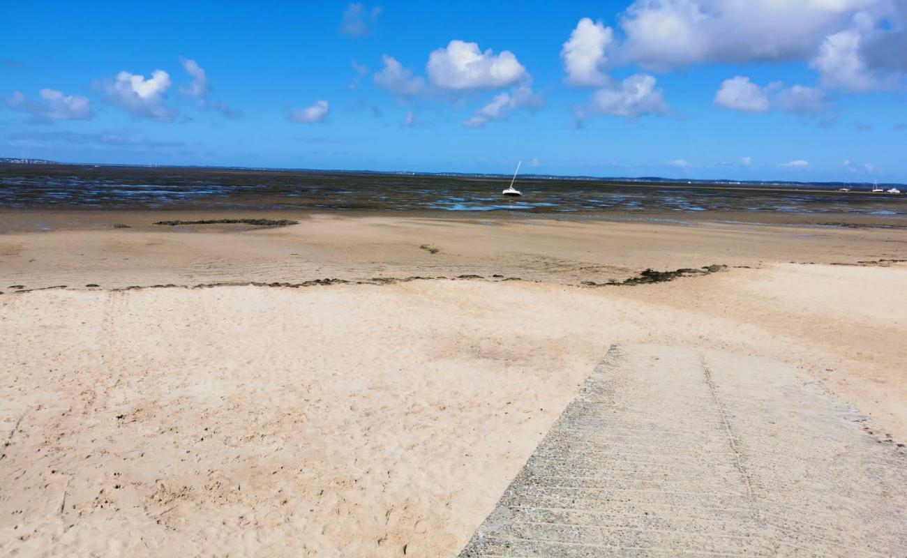 Photo de Taussat Beach avec sable lumineux de surface