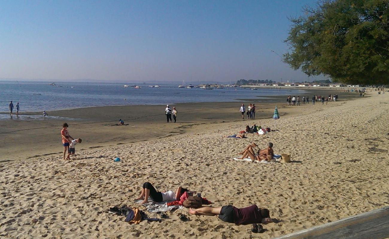 Photo de La Jetee Beach avec sable beige de surface