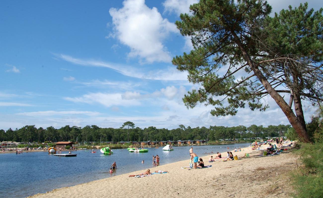 Photo de Les Viviers Beach avec sable lumineux de surface