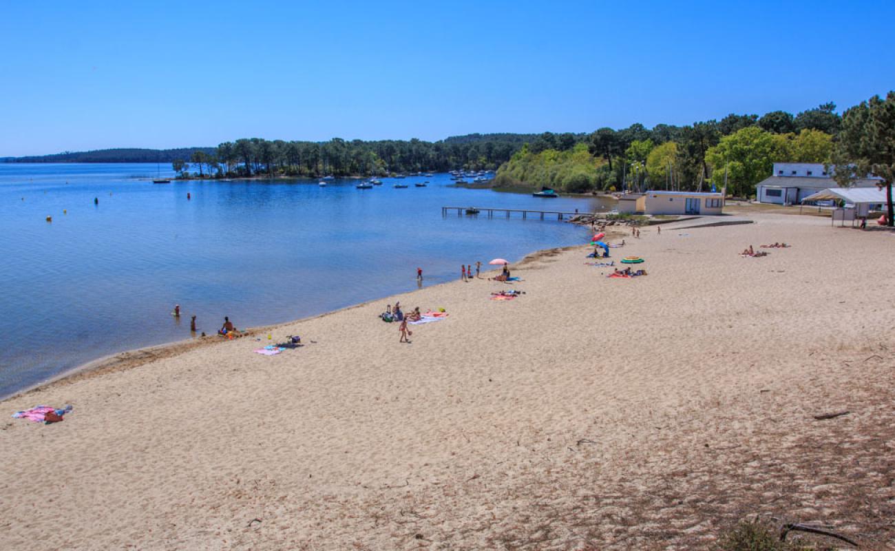 Photo de Piqueyrot Beach avec sable beige de surface