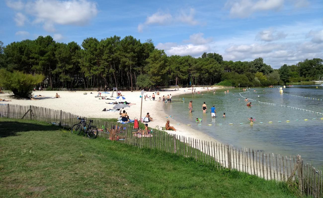 Photo de Lac Beach avec sable lumineux de surface