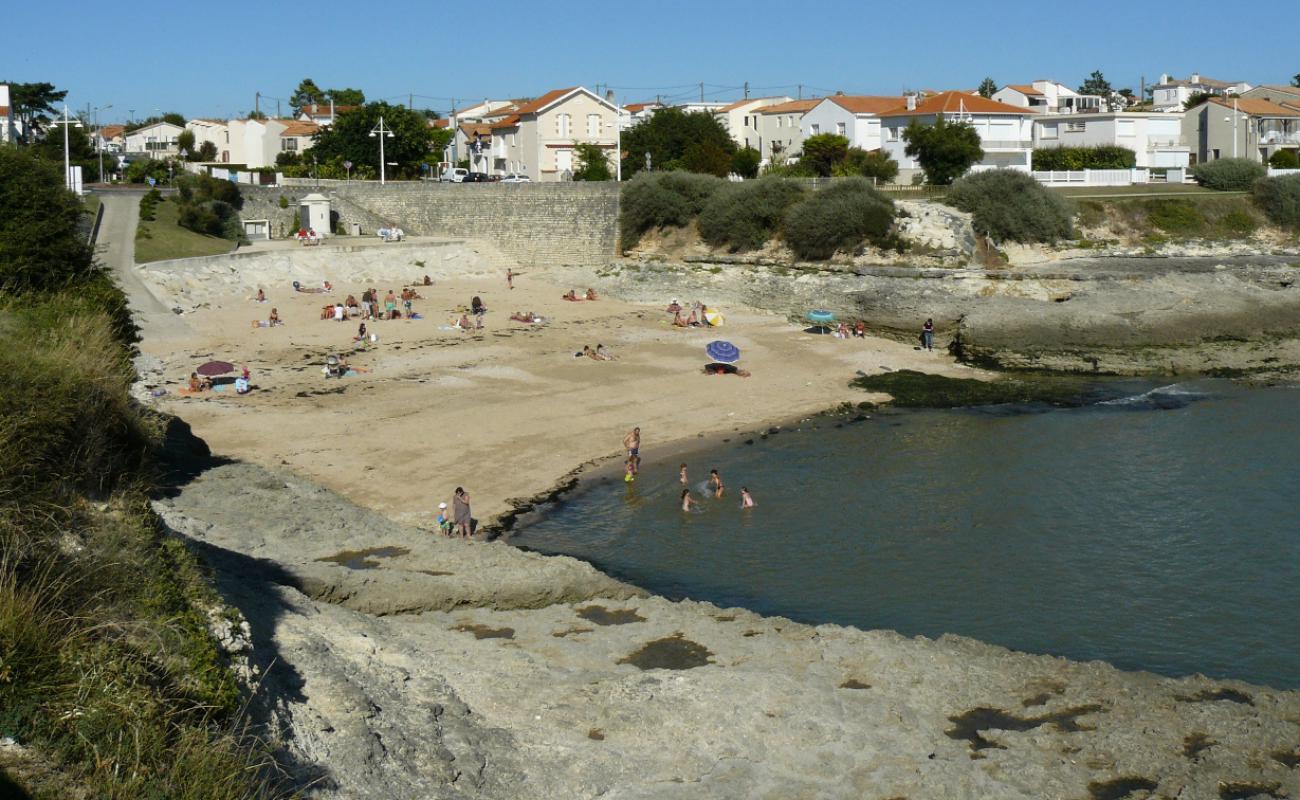 Photo de Saint-Sordelin Beach avec sable lumineux de surface