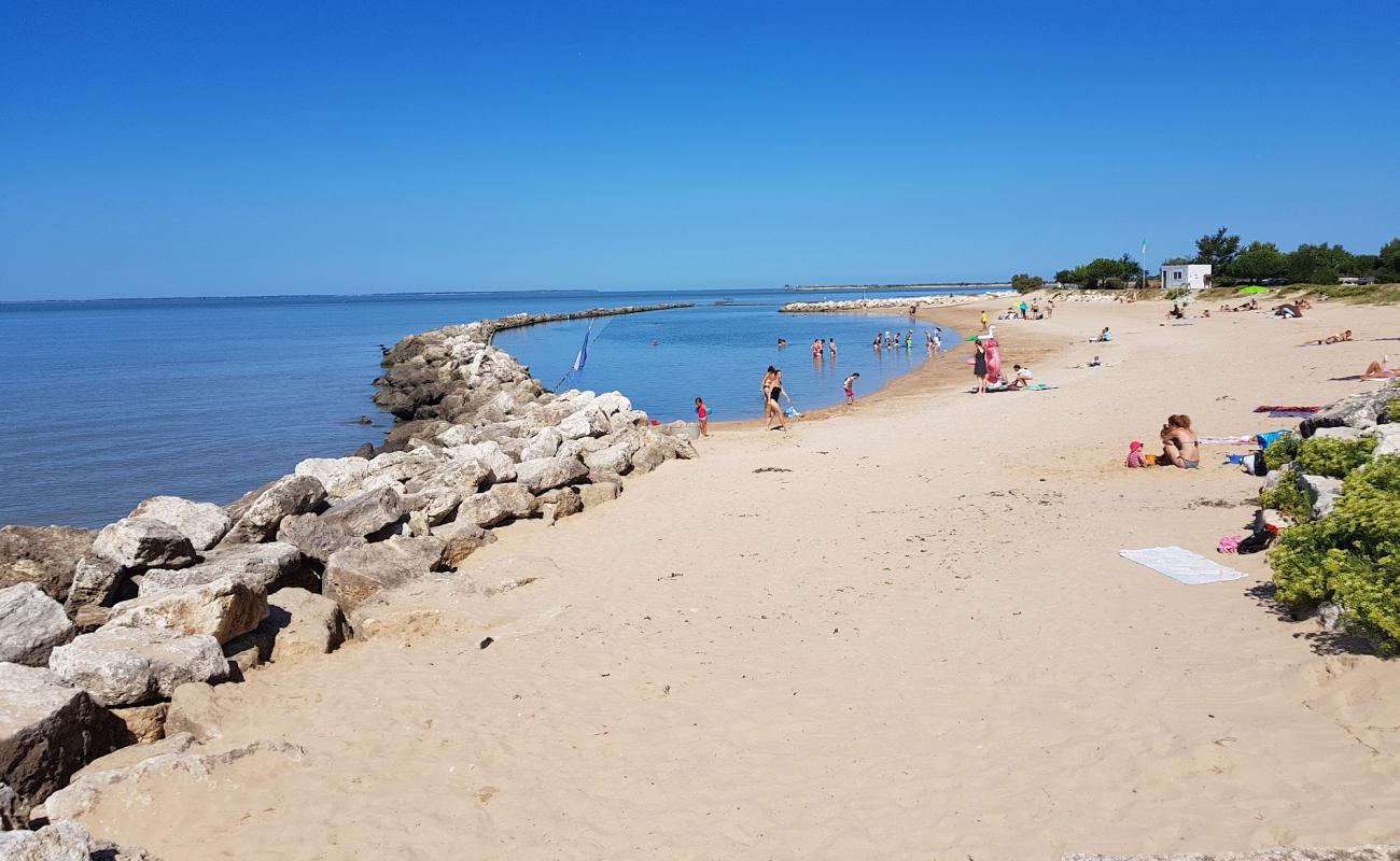 Photo de Port-des-Barques Beach avec sable beige de surface