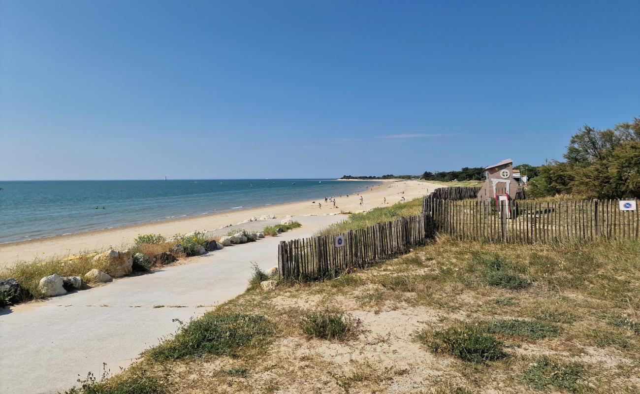 Photo de Rivedoux Beach avec sable beige de surface