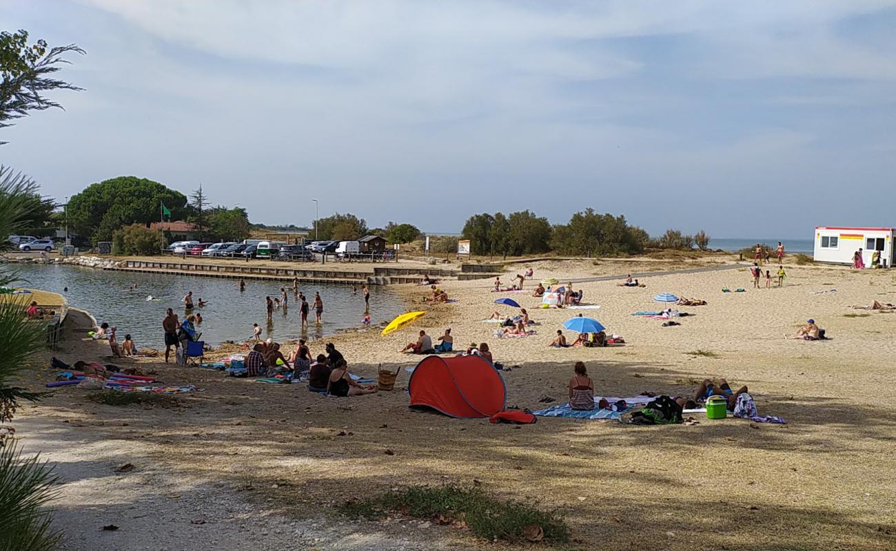 Photo de Phibie Beach avec sable beige de surface
