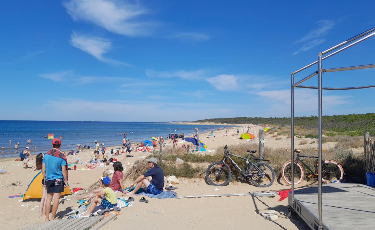 Photo de Vert Bois Beach avec sable beige de surface