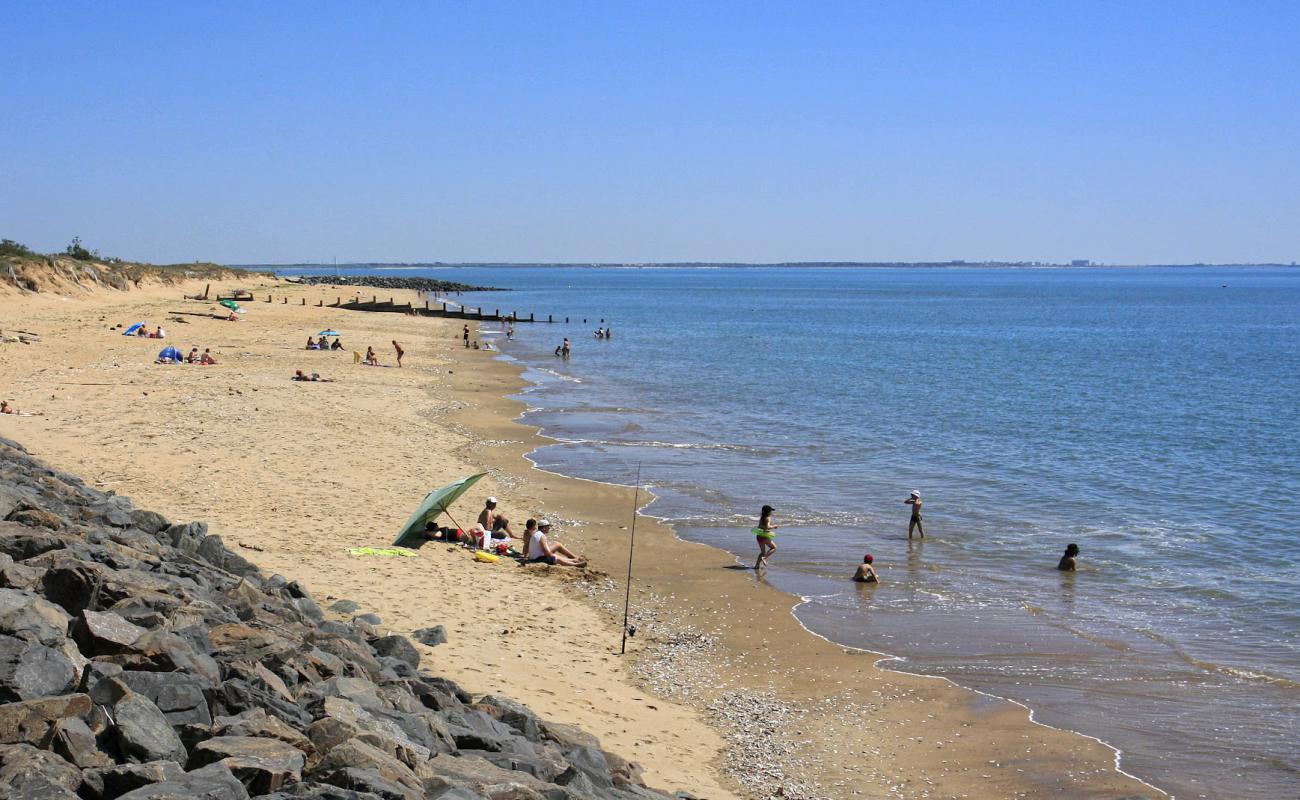 Photo de L'Oasis Beach avec sable lumineux de surface