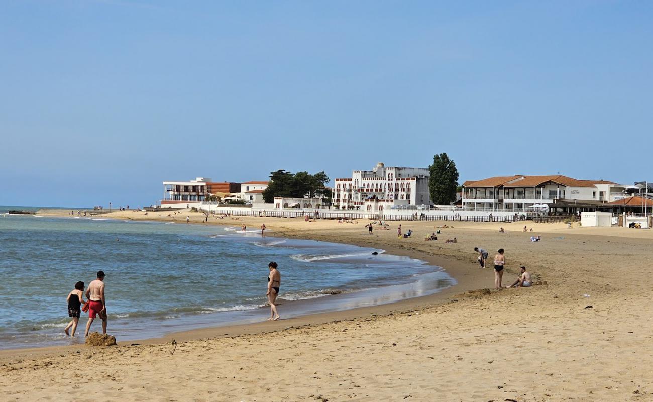 Photo de La Tranche Beach avec sable lumineux de surface