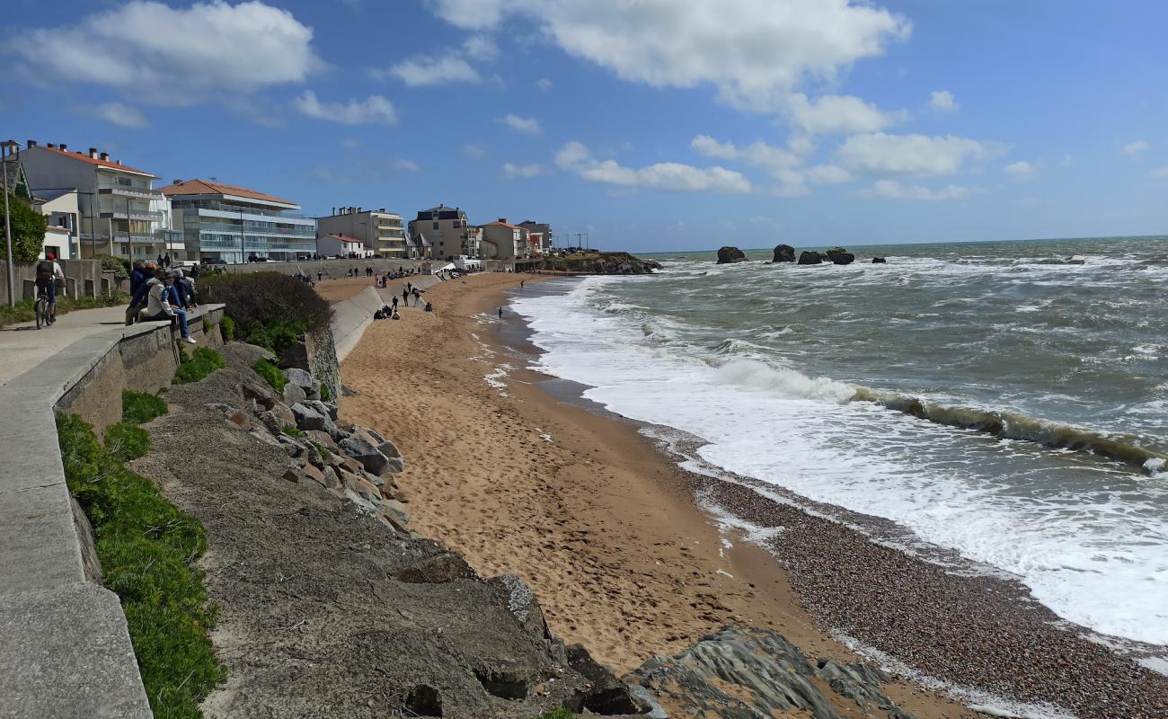 Photo de Cinq Pineaux Beach avec sable lumineux de surface