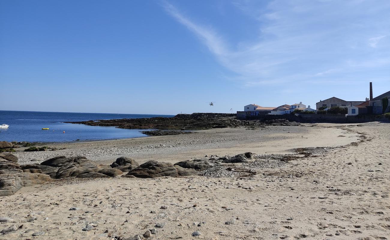Photo de La Borgne Beach avec sable beige de surface