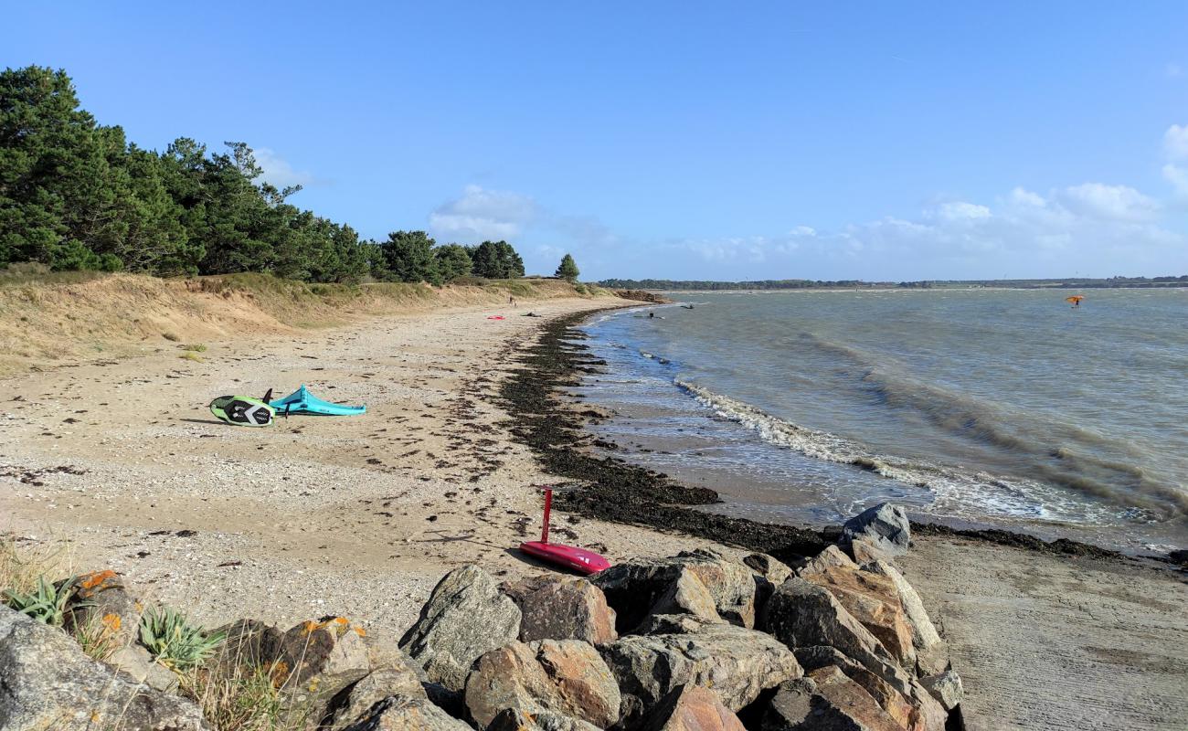 Photo de Kerandre Beach avec sable beige de surface