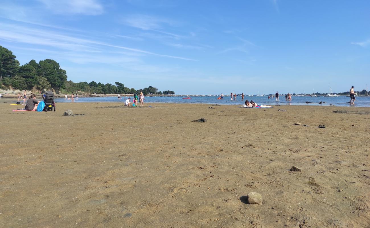 Photo de Kerbilouet Beach avec sable beige de surface