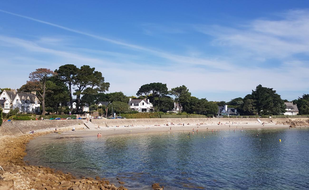 Photo de Kerbihan Beach avec sable lumineux de surface