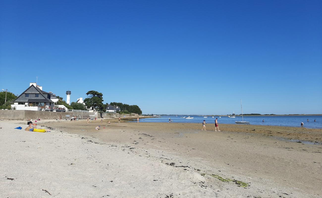 Photo de La Cote Rouge Beach avec sable beige de surface