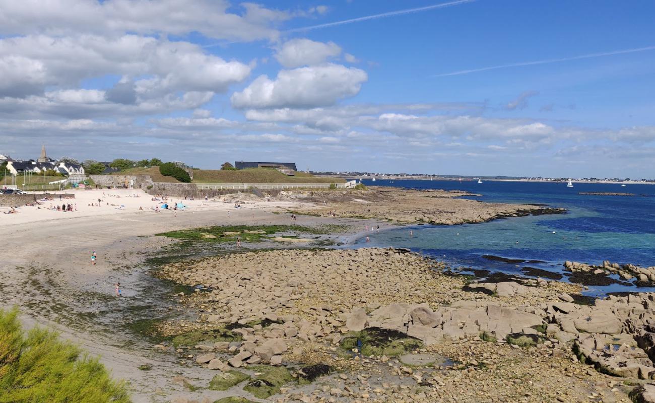 Photo de Locqueltas Beach avec sable beige de surface