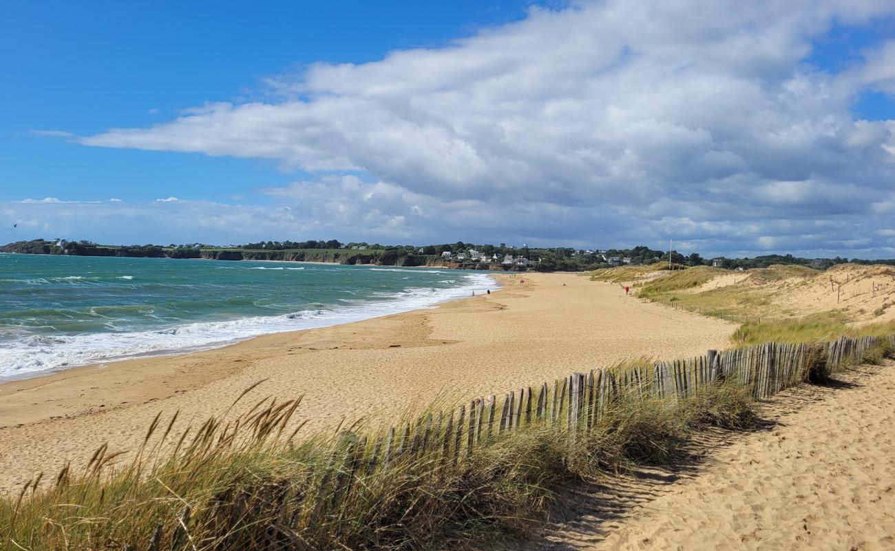 Photo de La Falaise Beach avec sable lumineux de surface