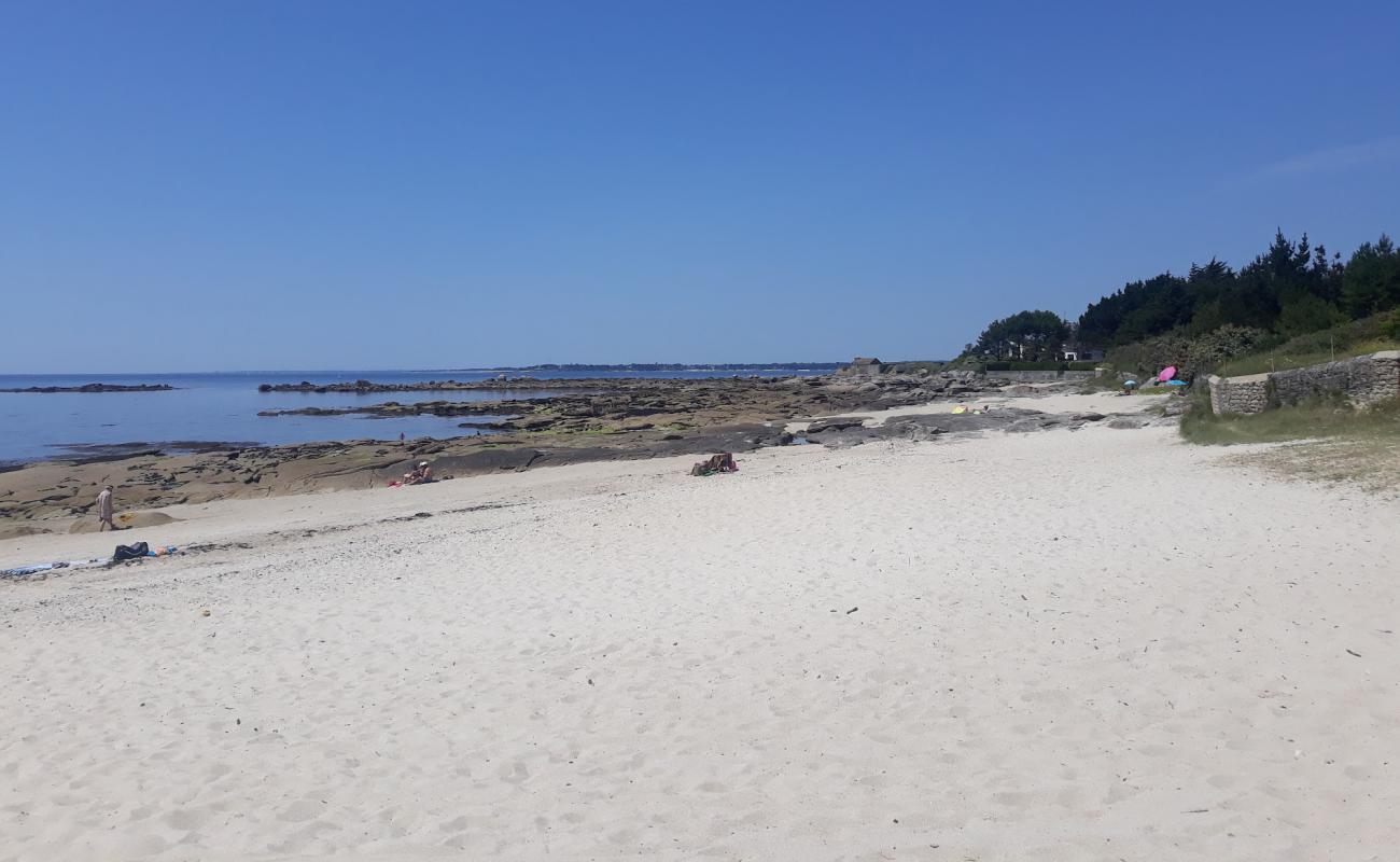 Photo de Grand Large Cabellou Beach avec sable beige de surface