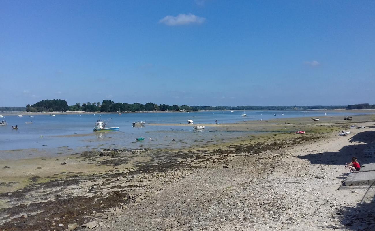 Photo de La Cale Beach avec sable brillant et rochers de surface