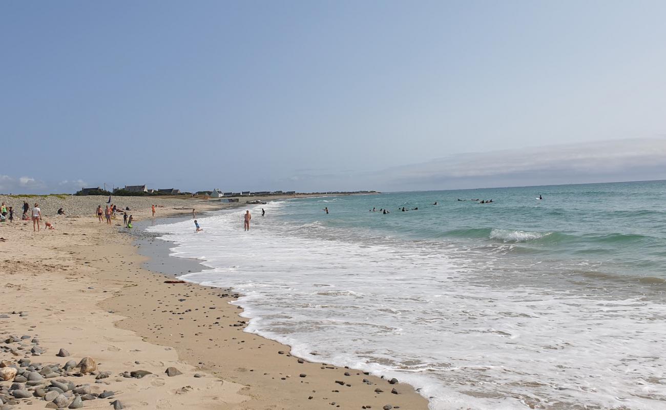 Photo de Menhir Beach avec sable gris avec roches de surface