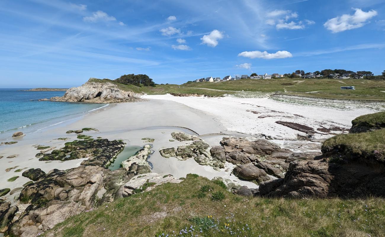 Photo de Porsevigne Beach avec sable beige de surface