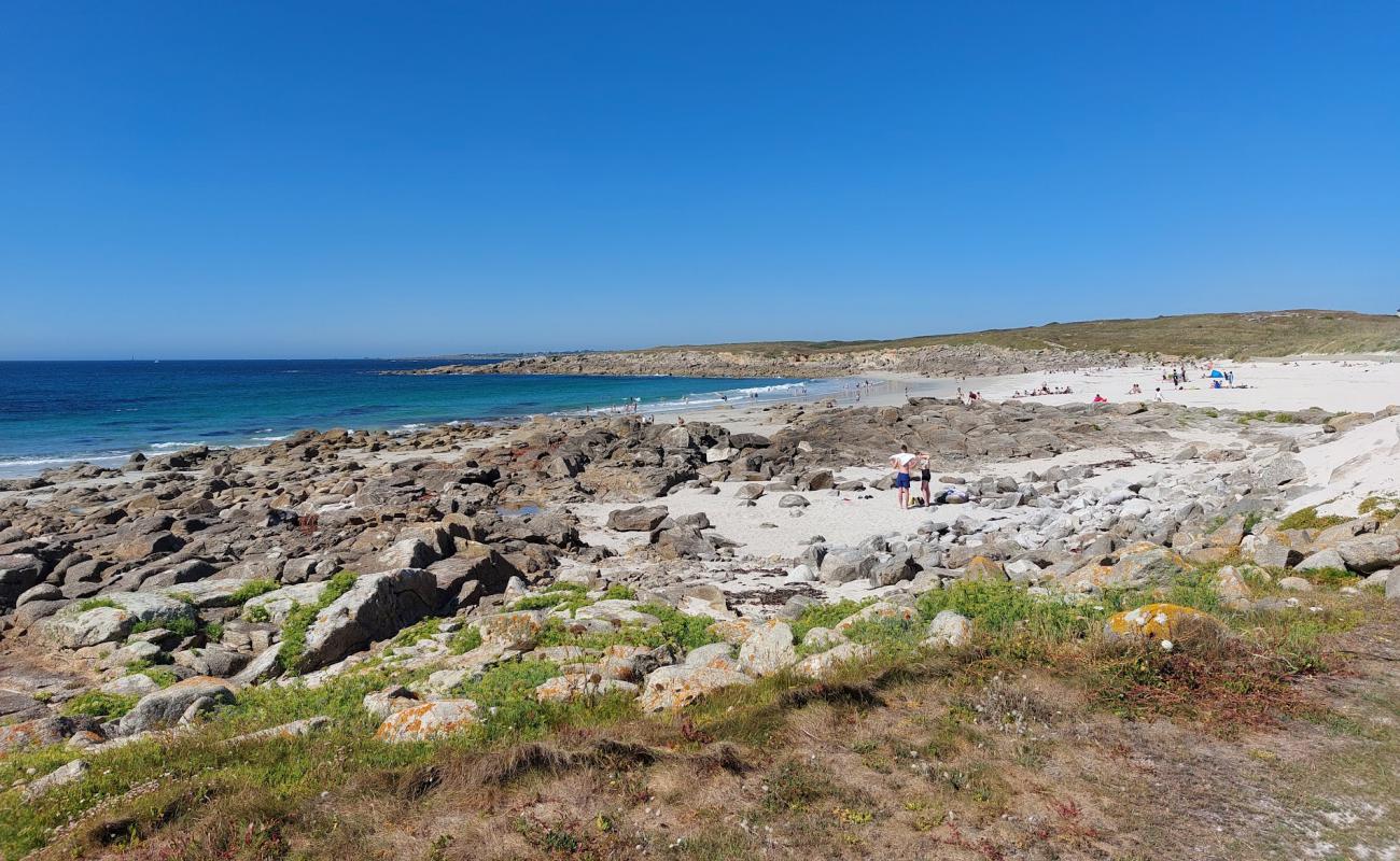 Photo de Porspaul Beach avec sable beige de surface