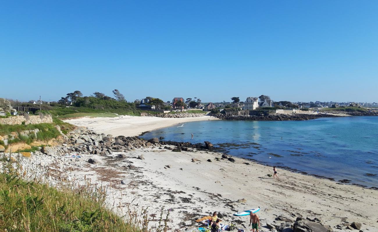 Photo de Gwen Trez Beach avec sable beige de surface
