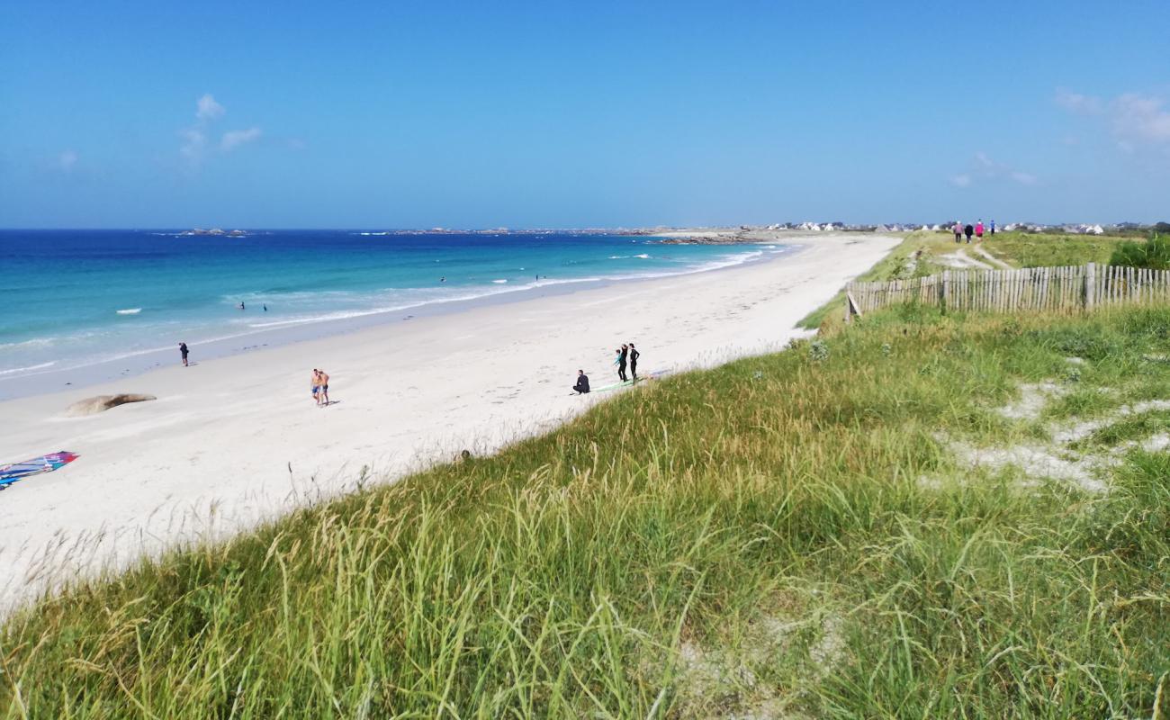 Photo de Boutrouilles Beach avec sable beige de surface