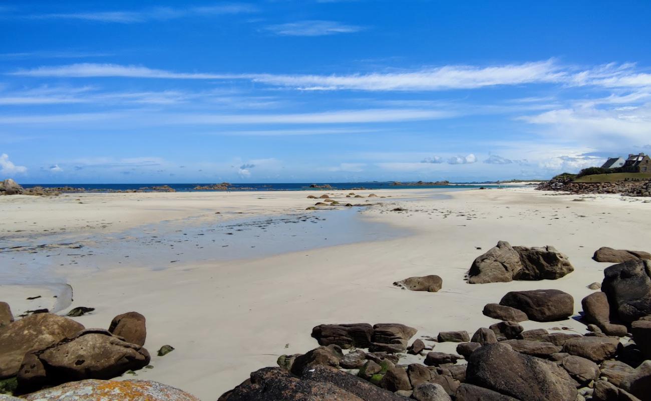 Photo de Kerfissien Beach avec sable beige de surface