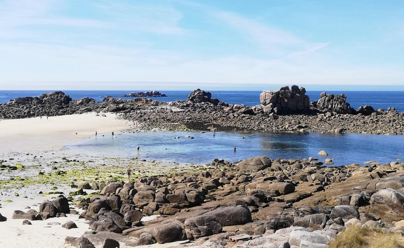 Photo de Poulennou Beach avec sable beige de surface
